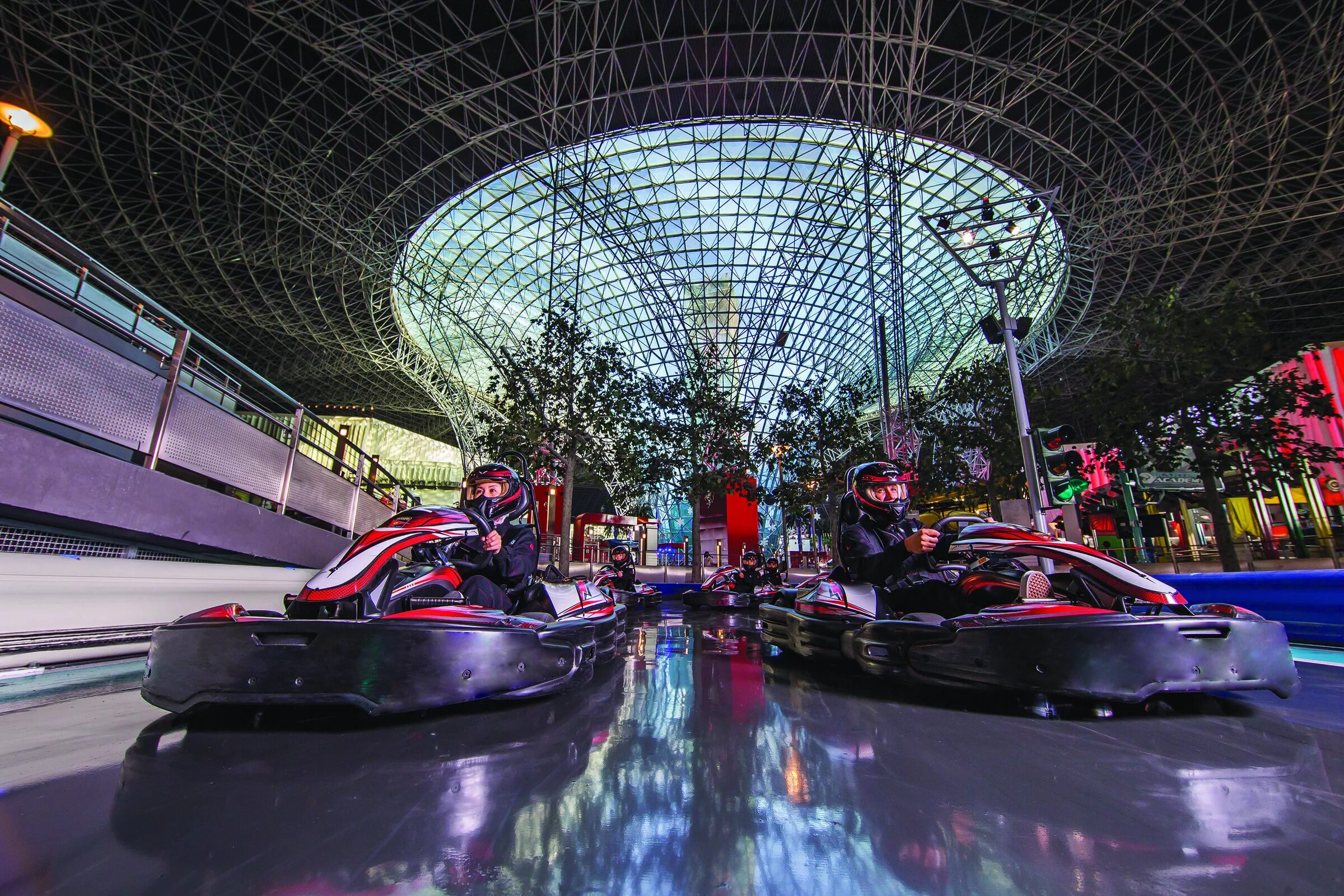 Парки развлечений в дубае. Ferrari World Абу-Даби. Феррари парк Абу Даби. Ferrari парк в Абу Даби аттракционы. Феррари парк Дубай аттракционы.