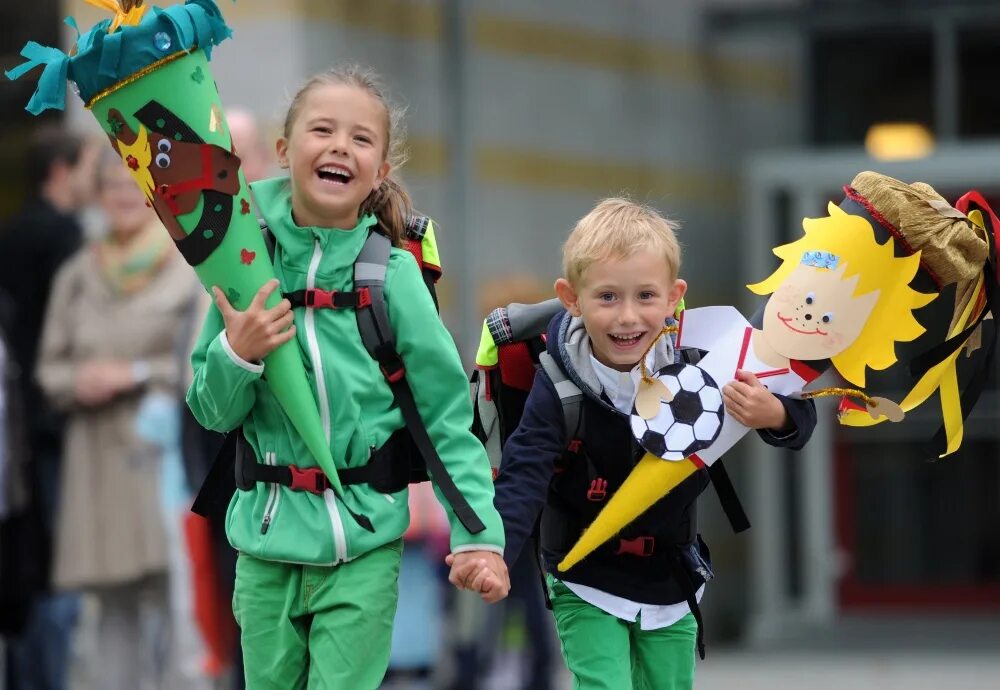 Школьный кулек для первоклашек. Кулек подарок для первоклассника. Немецкий школьный кулек. Школа германия 1 сентября. Подарки первоклассникам в германии.