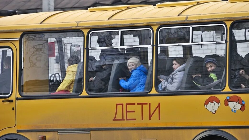 Детский автобус. Школьный автобус дети. Школьные автобусы в России. Автобус дети зима.