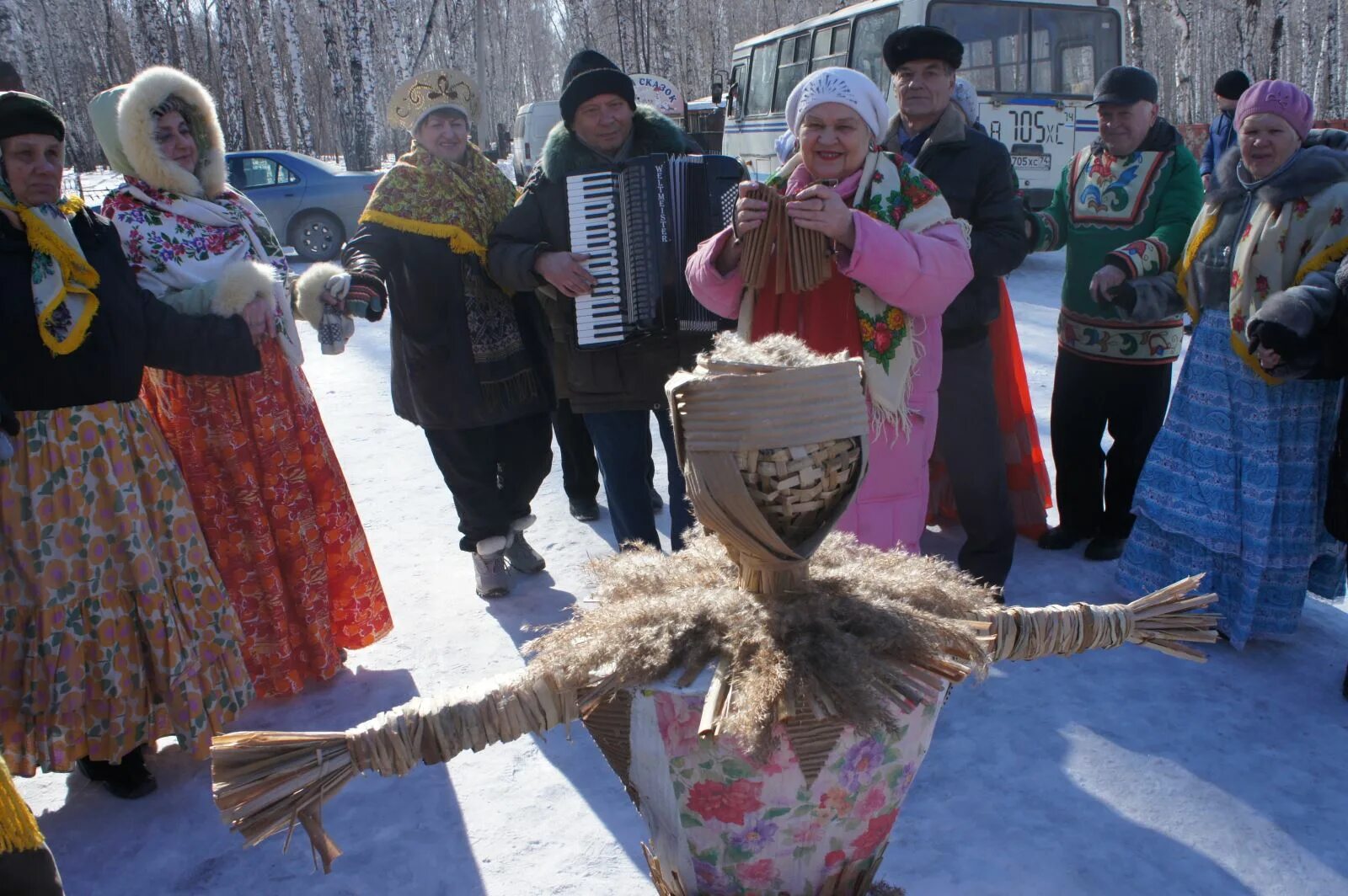 Проводы зимы. Проводы зимы костюмы. Костюм зимы на Масленицу. Проводы русской зимы.