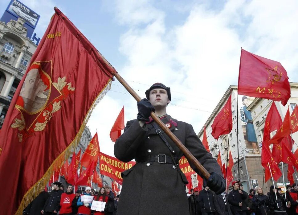 Год красной революции. Красное Знамя революции. Красное Знамя революции 1917. Красный флаг революции 1917. Знамя Октябрьской революции.