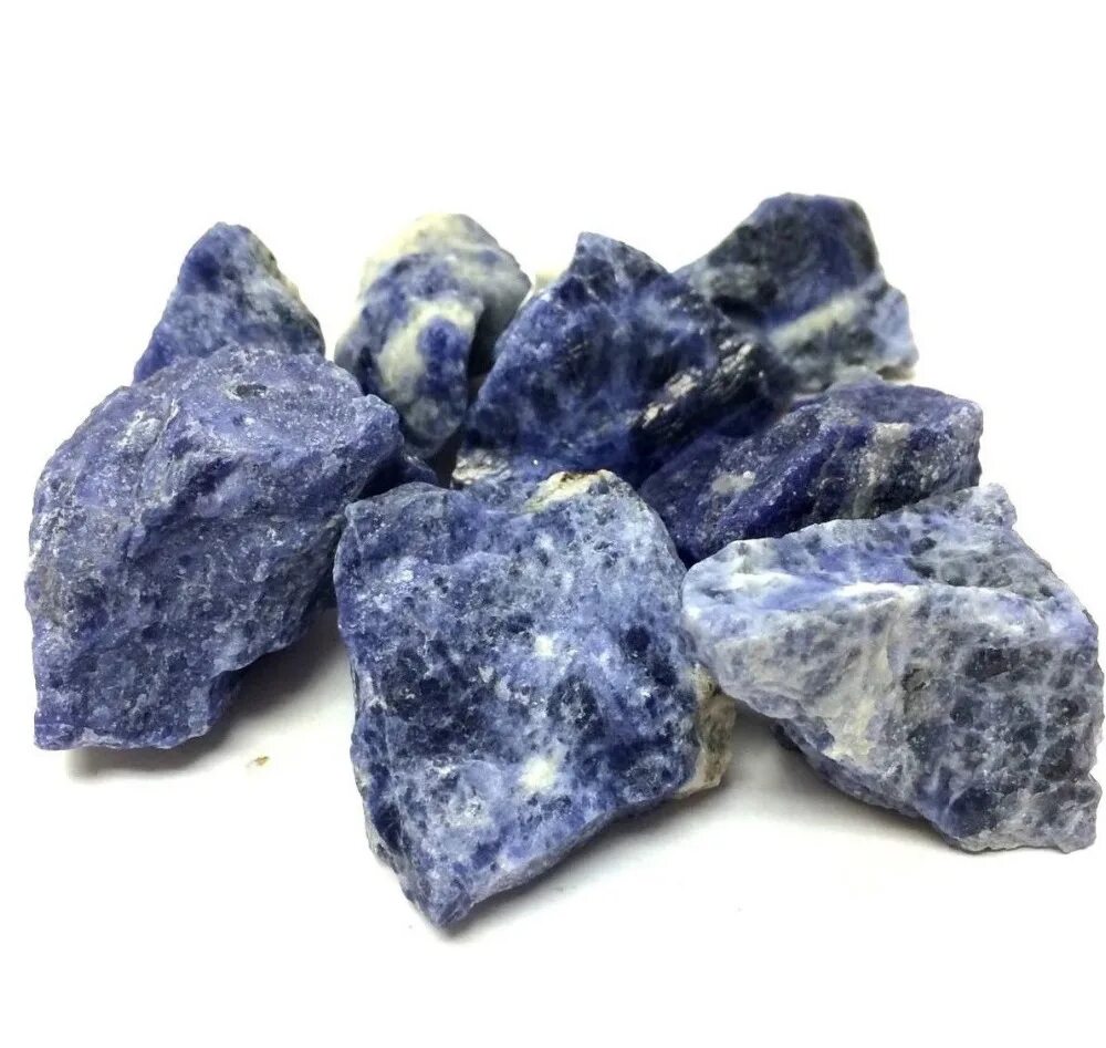 Необработанные камни купить. Содалит / минерал. Содалит Кристалл. САМОЦВЕТ содалит. Синий содалит камень.