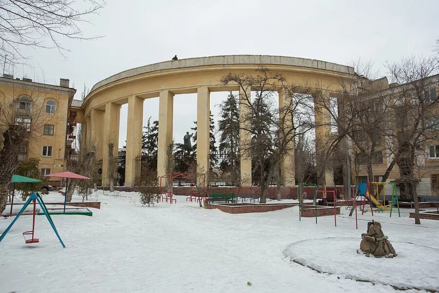 Волгоград ремонт можно. Здания на площади Ленина Волгоград. Архитектурный ансамбль на проспекте Ленина в Волгограде. Историческая 130 Волгоград. Волгоград арка возле дома Павлова.