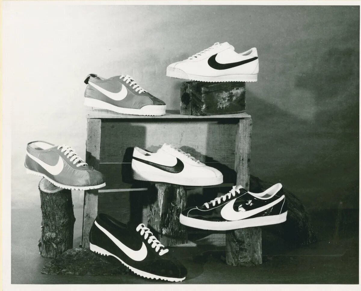 Nike Фил Найт кроссовок. Найк 1972. Первые кроссовки найк 1971. Кроссовки Тайгер Фил Найт. Магазин найта