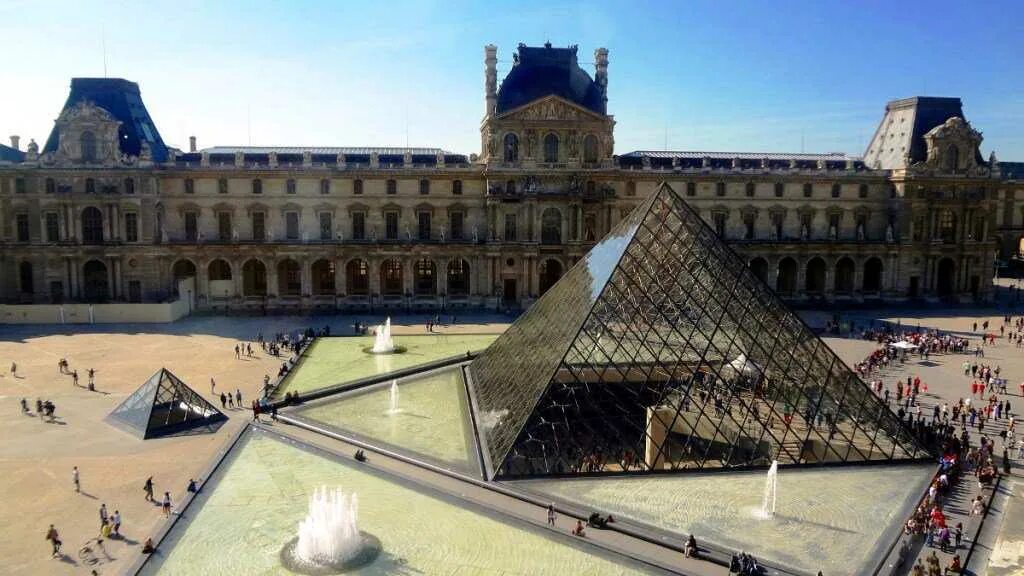Какие самые известные музеи. Музеи. Лувр. Париж. Музей Лувр в Париже (Франция).. Лувр Париж экспонаты. Лувр резиденция королей Франции.