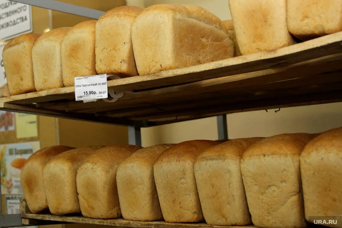 Стоимость булочки. Хлеб в магазине. Хлеб Буханка. Булочки в магазине. Буханка белого хлеба.