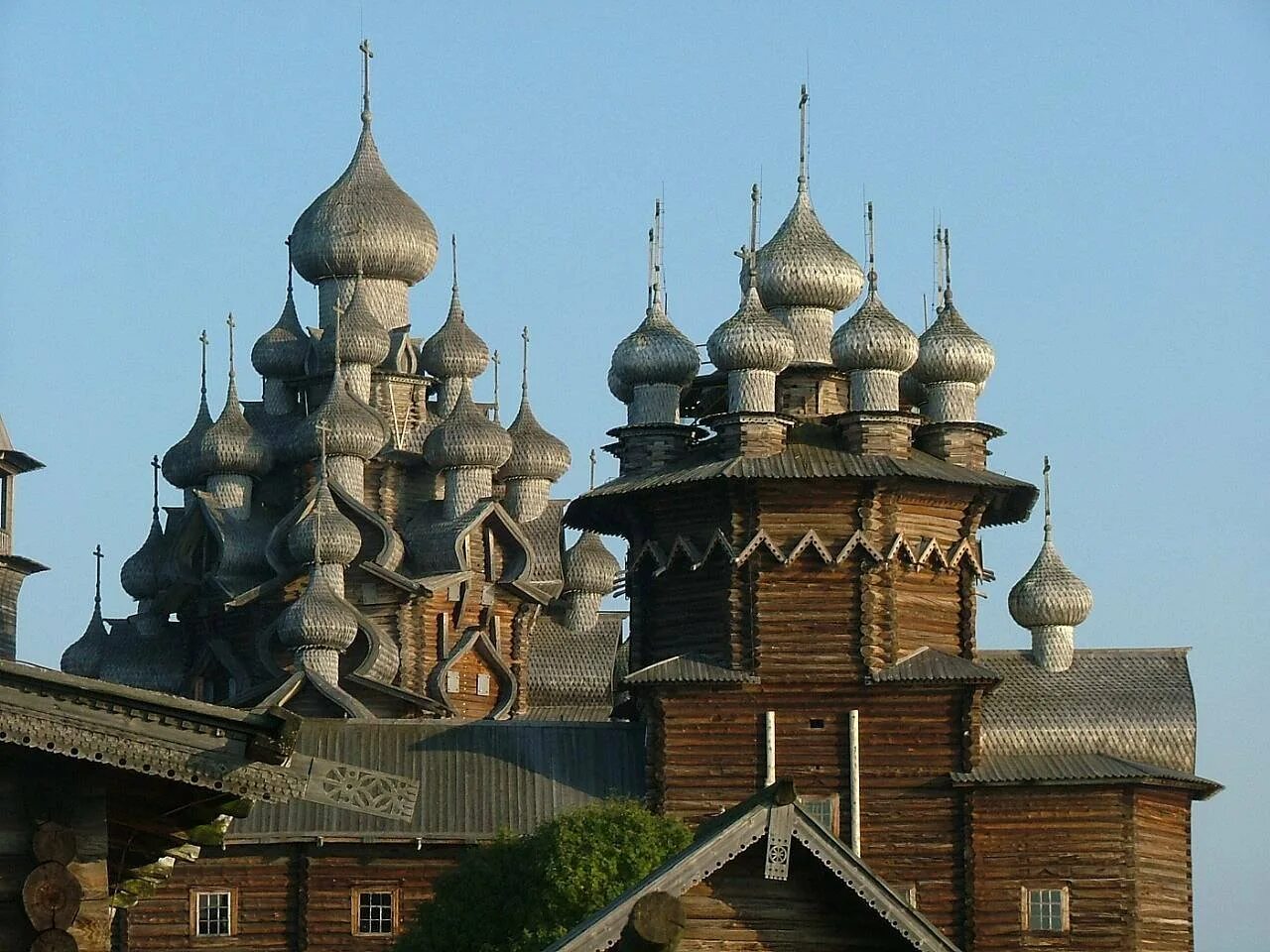 Остров кижи и музей традиционной деревянной. Храм Кижи деревянное зодчество России. Кижи Церковь Преображения Господня. Деревянный храм в Кижах. Архитектурный ансамбль Кижи.