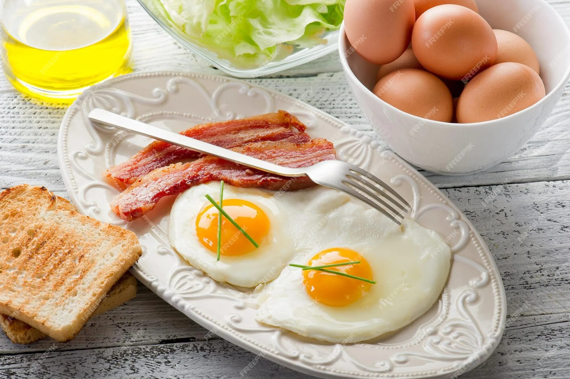 Яичница. Яичница для завтрака. Завтрак с вареными яйцами. Завтрак яичница с беконом. Можно есть яйца каждый день на завтрак