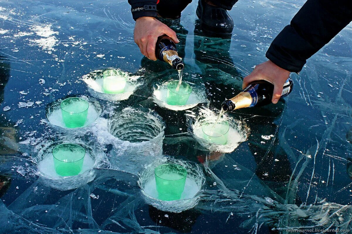 Лед всплывает в воде. Голоустное Байкал пузырьки. Метановые пузыри на Байкале. Пузырьки на Байкале большое Голоустное. Пузыри во льду Байкала.