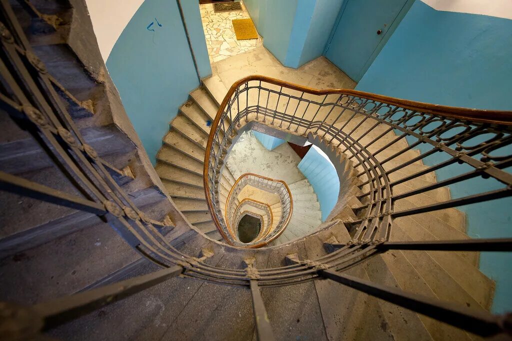 винтовая лестница мэи лефортово. винтовая лестница, ащеулов переулок. чугунные ограждения лестницы. ащеулов переулок 9 лестница. лестница в интерьере.