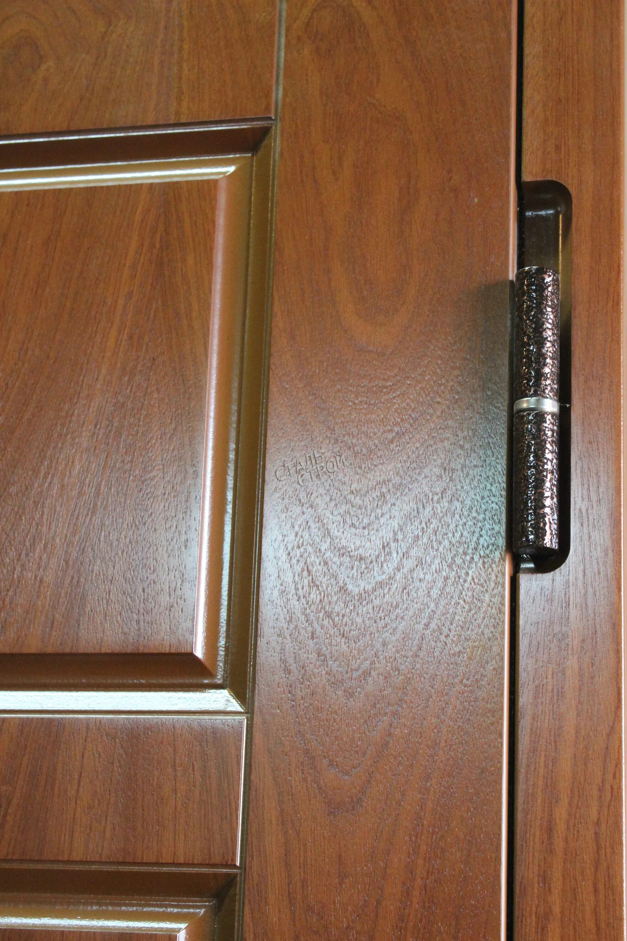Установить накладки на двери. Дверь железная Торекс наличник снизу. Петли для дверей. Отделка металлических дверей МДФ панелями. Петли для входных металлических дверей.