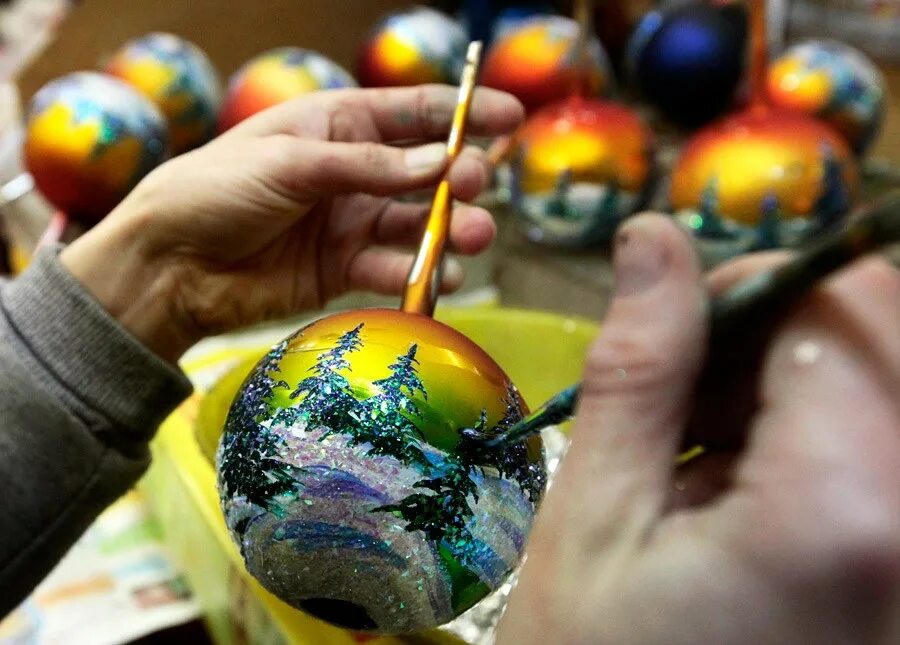 елочные игрушки из прозрачного пластика. роспись новогодней игрушки мастер класс. как сделать стеклянные игрушки. новогодние игрушки фабрики ариэль. стеклодувы елочных игрушек.