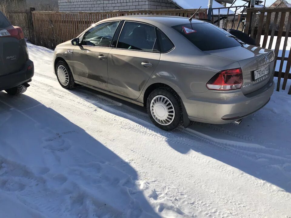 Колпаки фольксваген поло седан. VW Polo sedan на колпаках. Колпаки на Volkswagen Polo. Поло седан брынчат колпаки. Фольксваген поло 2007 на колпаках.