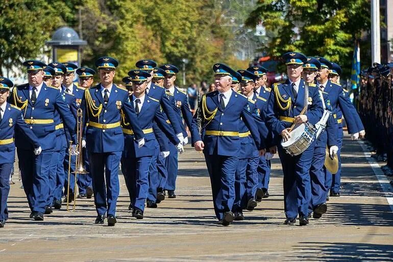 Курсанты Краснодарского летного училища. Военное летное училище в Краснодаре. Краснодарское военное училище летчиков курсантов. Ульяновское летное училище военной авиации.