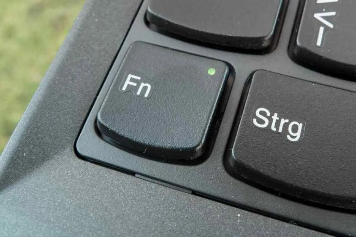 Кнопку посередине. Кнопки FN+f12. FN f10 на клавиатуре. Кнопка ФН на клавиатуре. Клавиша FN на клавиатуре.
