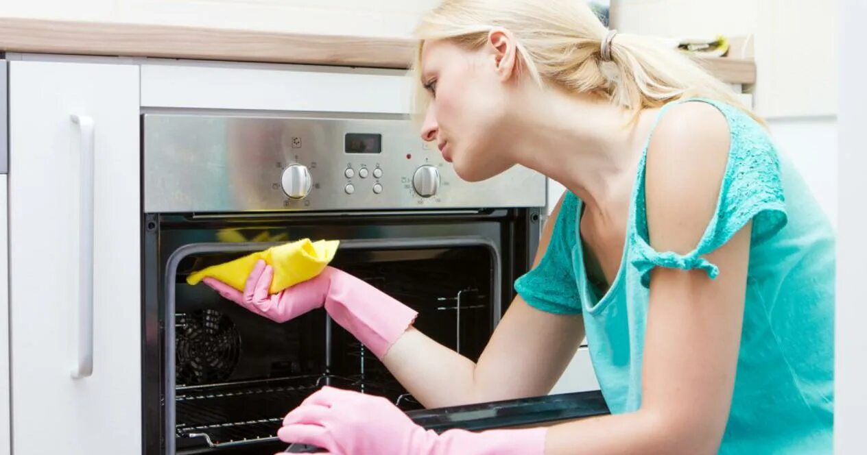 Oven clean. Отмывает электрическую плиту. Хозяйка у газовой плиты. Чистить духовку. ГАЗ плита девушка.