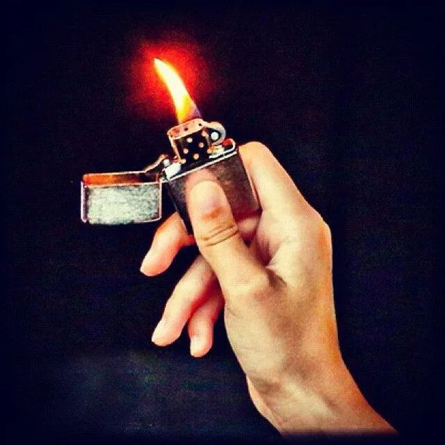 Эти девки зажигалки но мне нужна пушка. Зажигалка lighter 666. Рука с зажигалкой. Зажигалка Zippo в руке. Зажигает сигарету зажигалкой.