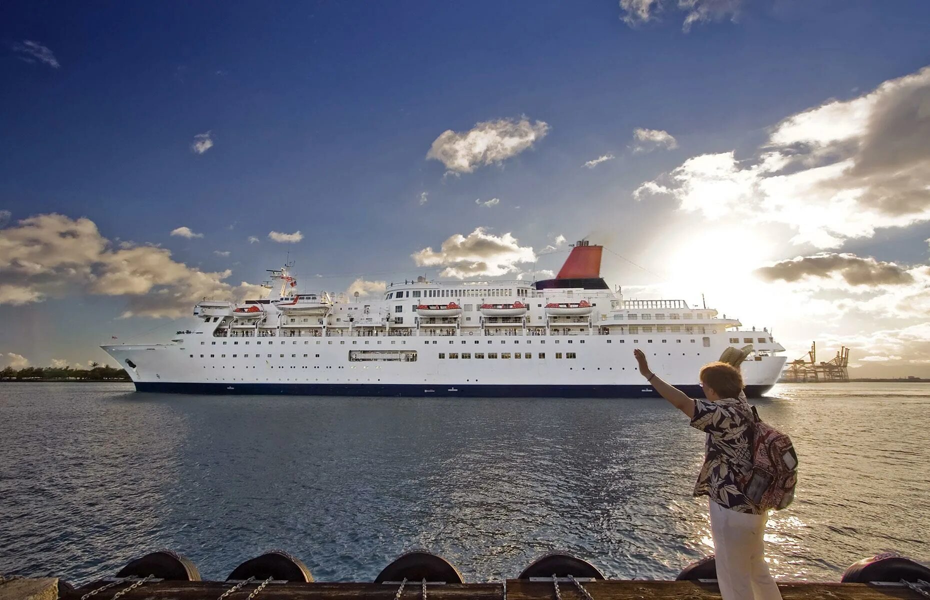 Ships trips. Тихоокеанский лайнер. Аида косма круизный лайнер. Контейнеровоз. Ships trips.