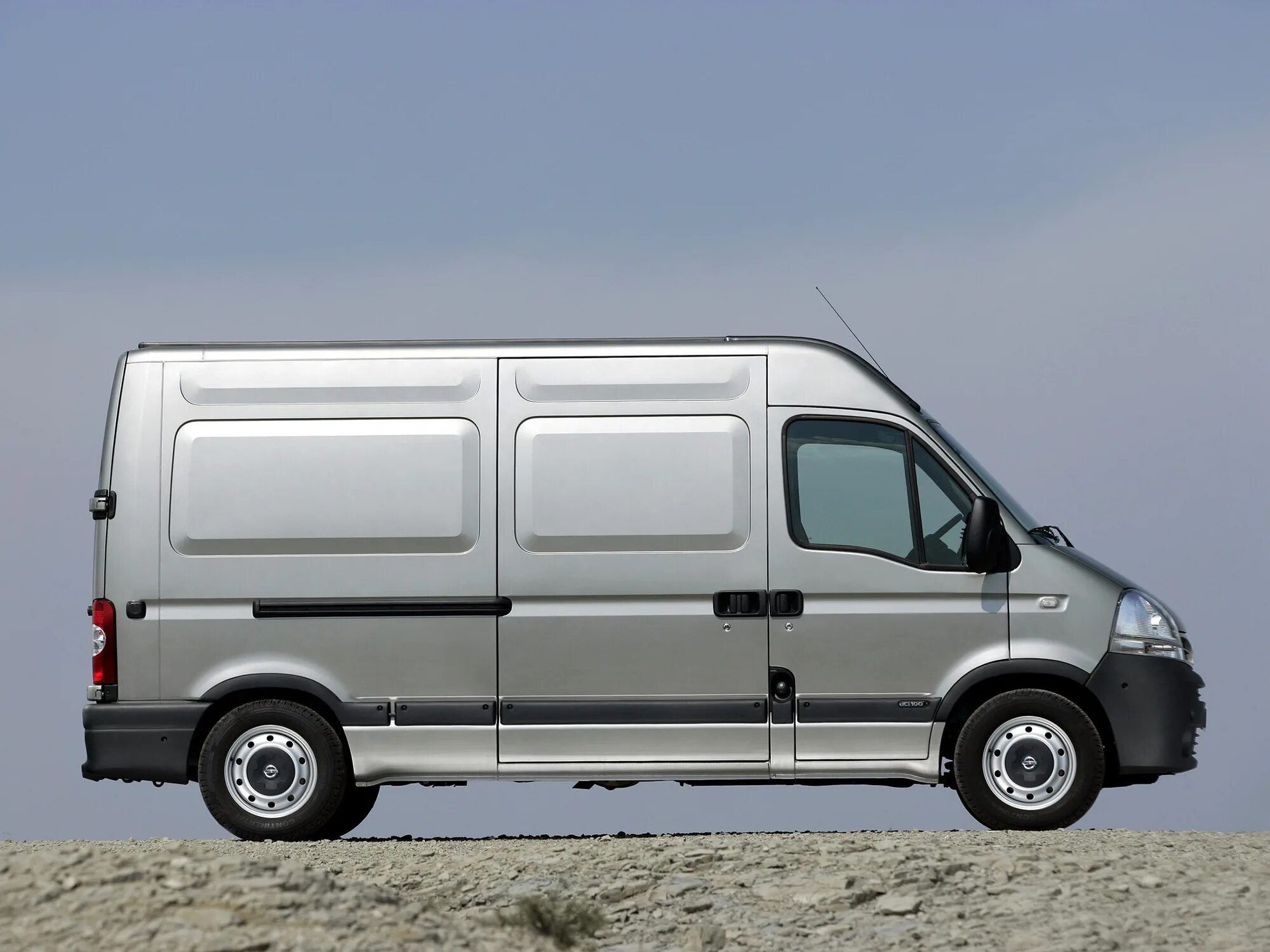 Ниссан интерстар 2007. Ниссан интерстар 2006. Фургон nissan interstar. Ниссан нв 400. В белый фон.