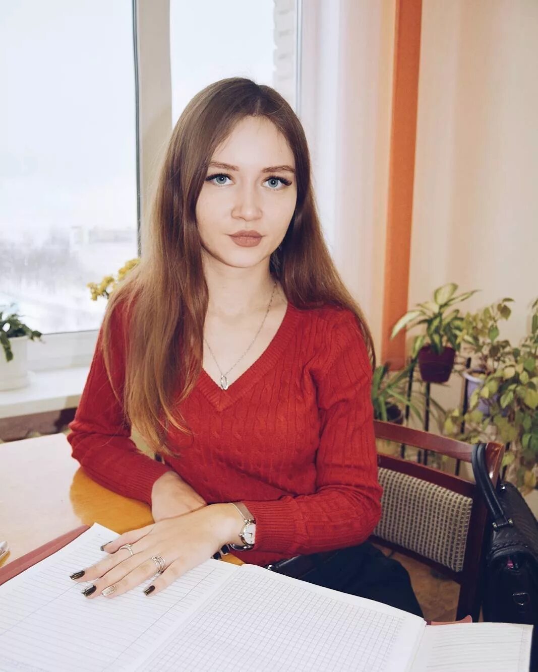 Фотосессия учителя. Симпатичный учитель. Красивые учителя девушки. Красивые учительницы. Учитель мужчина.