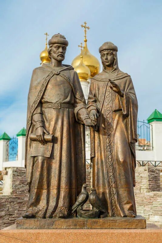 Памятник князю Петру и княгине Февронии Батайск. Памятник князю Петру и княгине Февронии Муромски. Памятник Петру и Февронии в Муроме. Памятник князю василию i