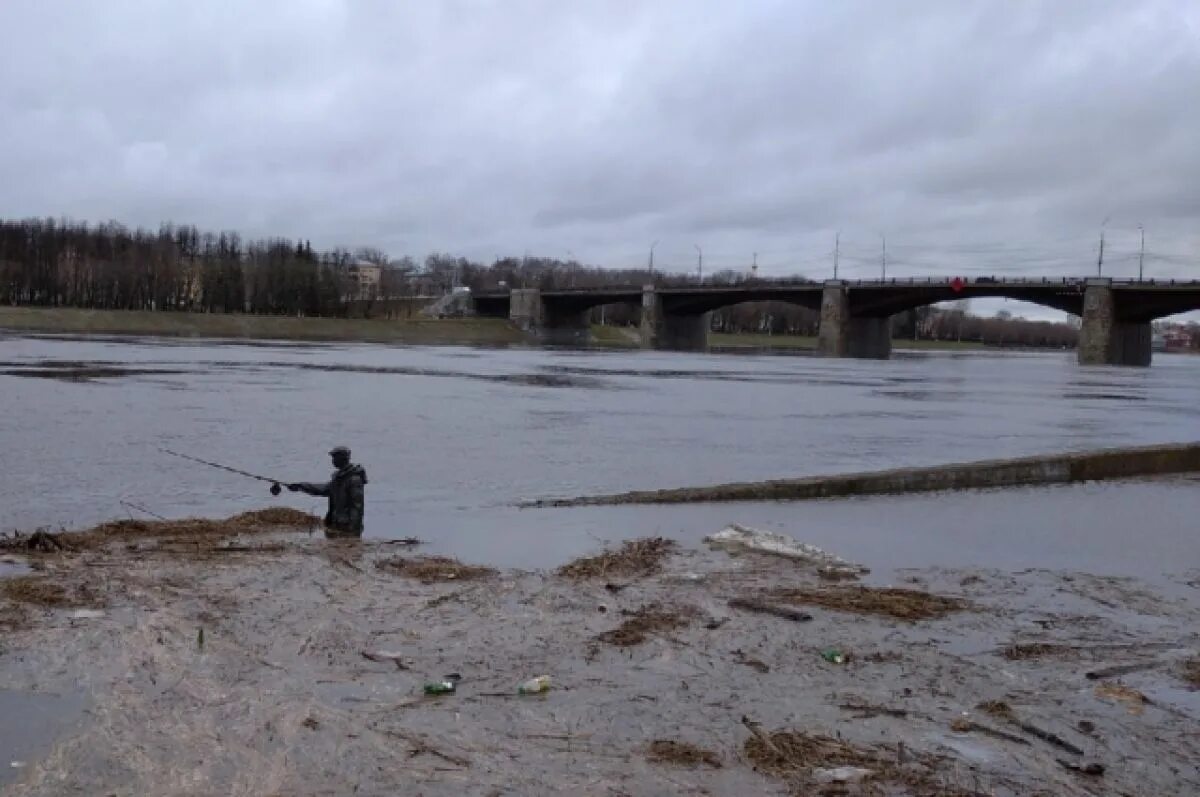 Подъем уровня воды в реке. Тверь паводок. Уровень воды в Волге Тверь. Половодье Тверь. Река без воды.