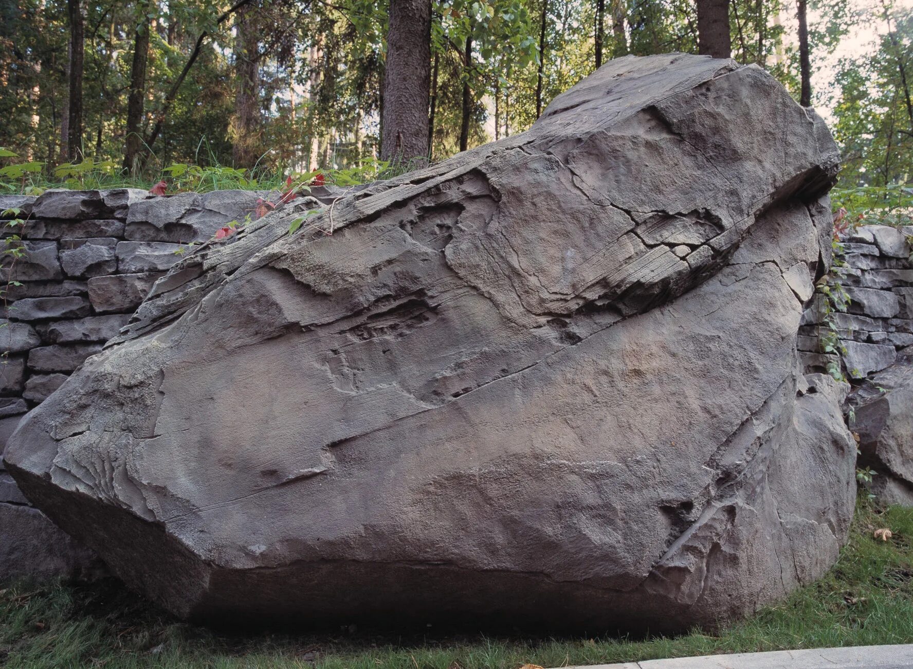 Stone photo. Валун «большой камень» Кутишкинский. Камень Куммакиви. Большой камень скала. Пущино камень валун.