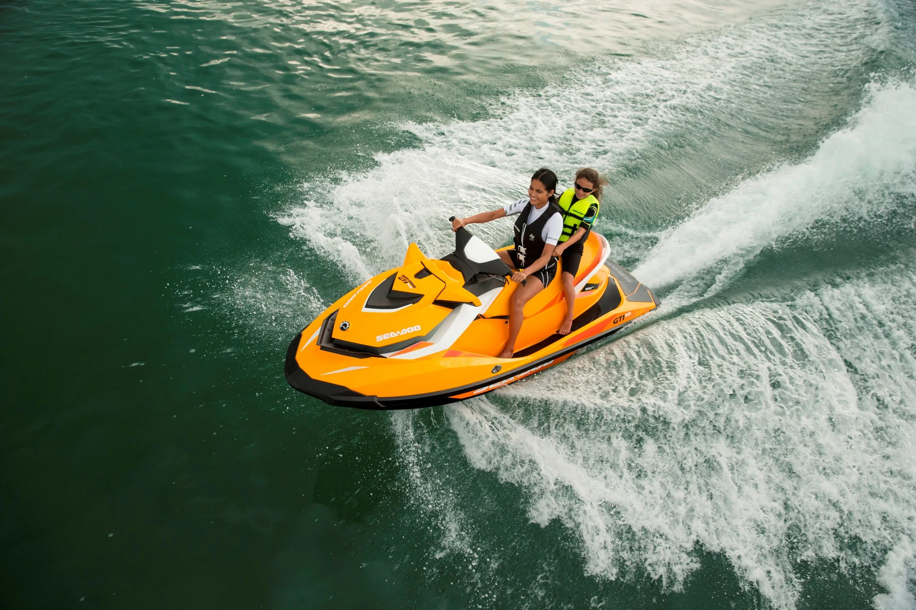 Гидроцикл развлечение. Гидроциклов BRP GTI se 2006. Гидроцикл Sea Doo. Водный мотоцикл оранжевая. Гидроцикл золотистая окраска.