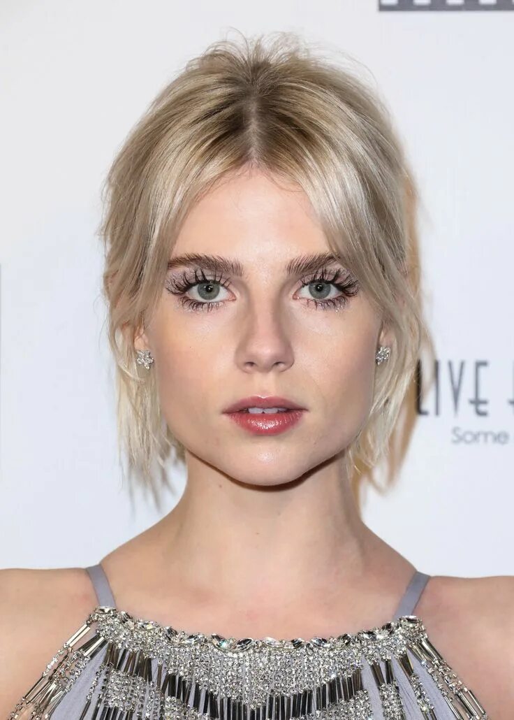 Lucy up. Люси бойнтон. люси бойнтон lucy boynton. люси бойнтон 2019. люси бойнтон ресницы.