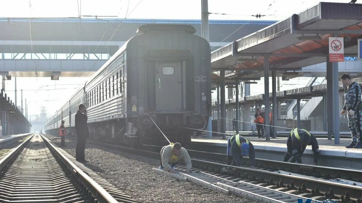 Железная дорога симферополь. РЖД вокзал Симферополь. Вокзал Симферополь платформы. Железная дорога Симферополь вокзал. Железнодорожный вокзал Симферополь платформа.