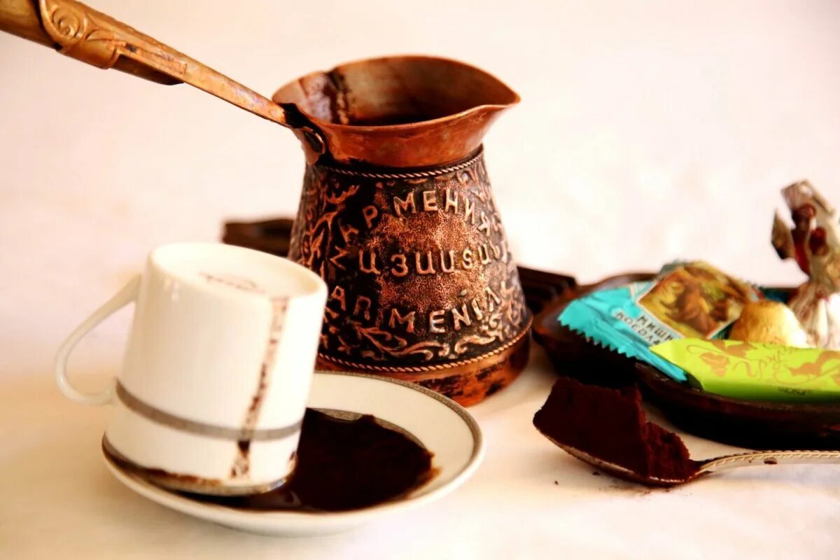 Хорошего дня на армянском. Бари луйс на армянском кофе. кофе по-армянски в турке. кофе по армянски. армянские чашки для кофе.