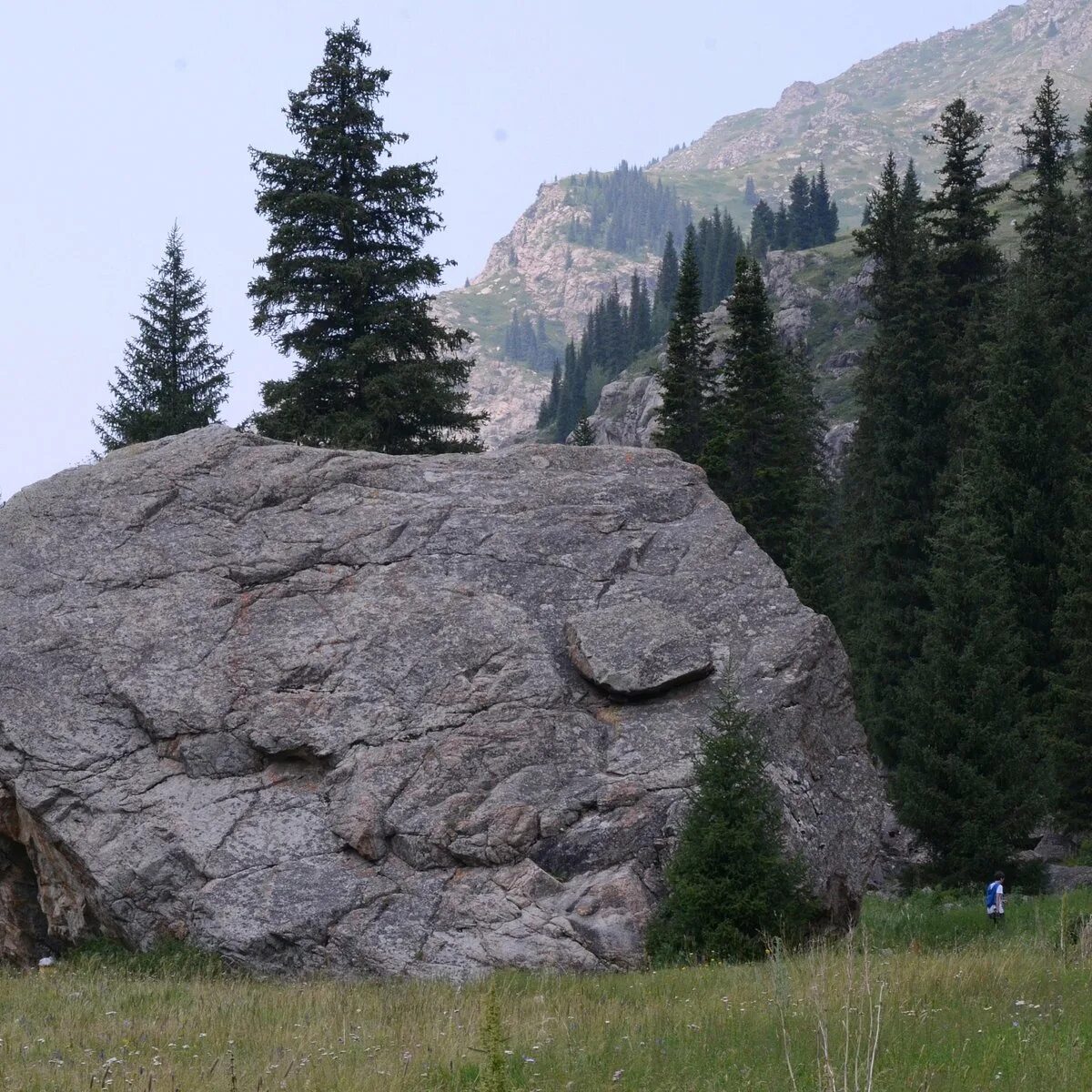 Holy stone. Коринское ущелье Казахстан. Священные камни. Святой камень. Скала священный камень черга.