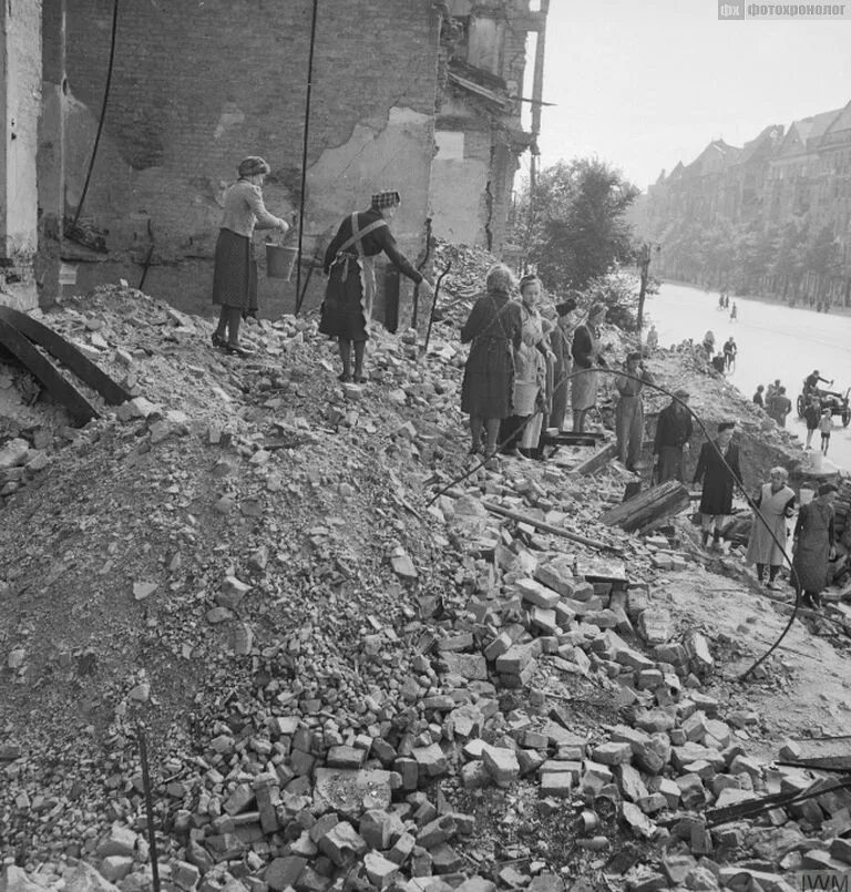 Помощь германии после войны. Деревни в Германии в 1945. Глава Восточной Германии после войны. После войны ФРГ квартира Германия.