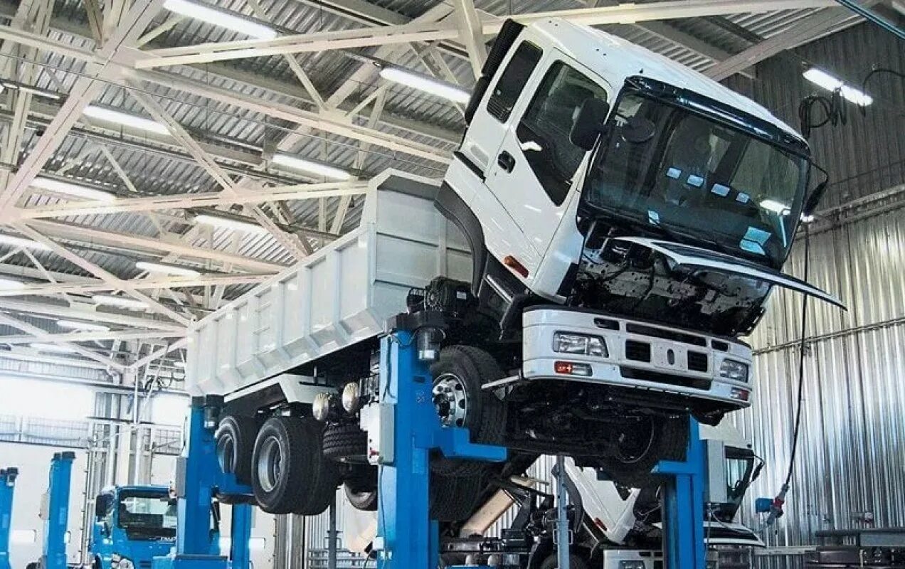 Оборудование грузовиков. СТО грузовых автомобилей. Техническое обслуживание грузовых автомобилей. Ремонтная база грузовых автомобилей. Ремонтная мастерская грузовых автомобилей.