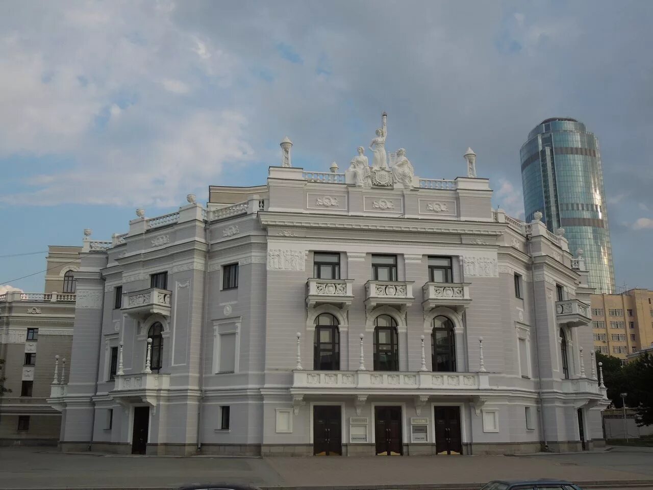 Год театра екатеринбург. Екатеринбуржский театр оперы и балета. театр оперы и балета екб. здание театра оперы и балета екатеринбург. опера и балет театр екатеринбург.
