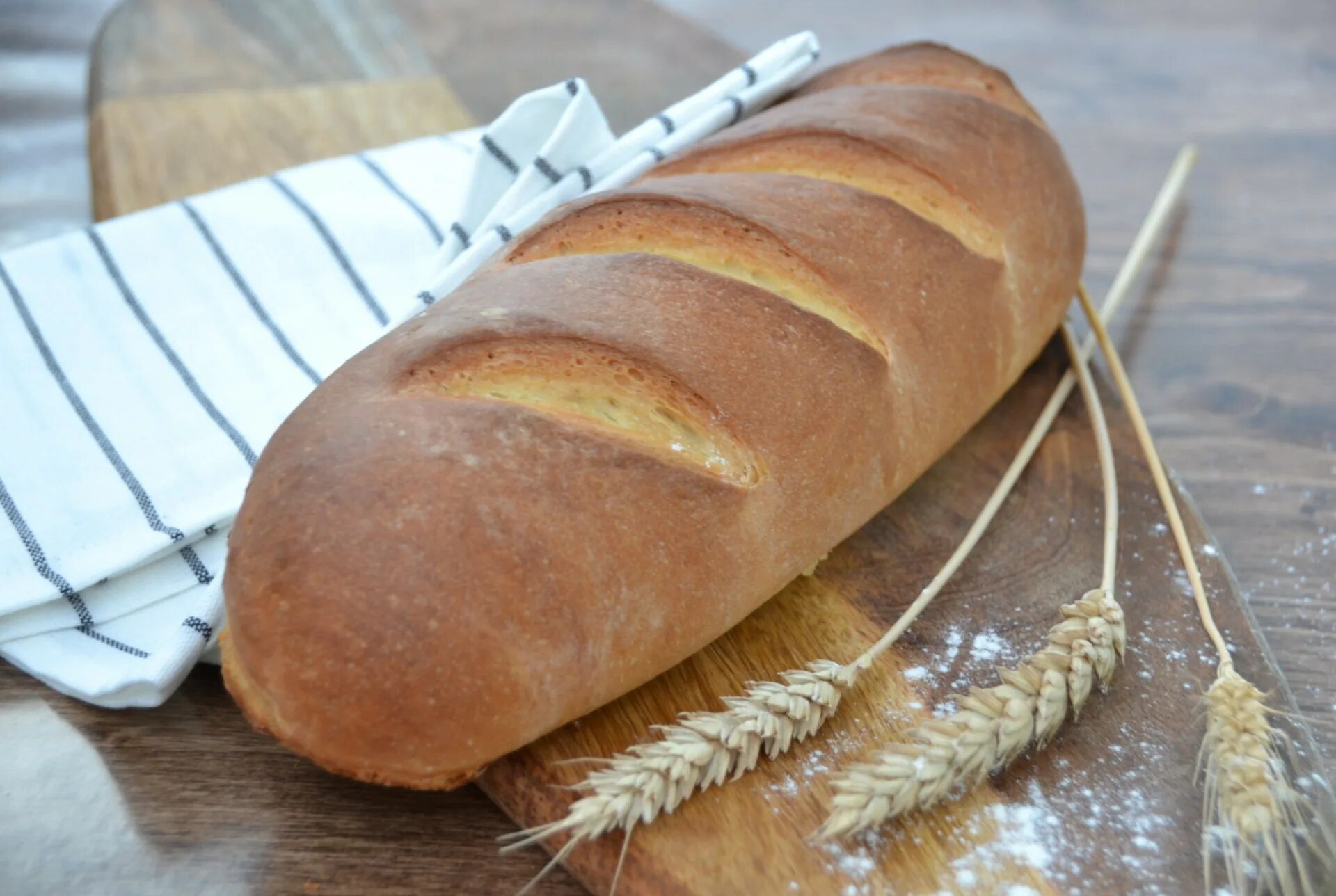 Рецепт хлеба батон. Батон. Батон хлеба. Выпечка батона. Батон вкусный.