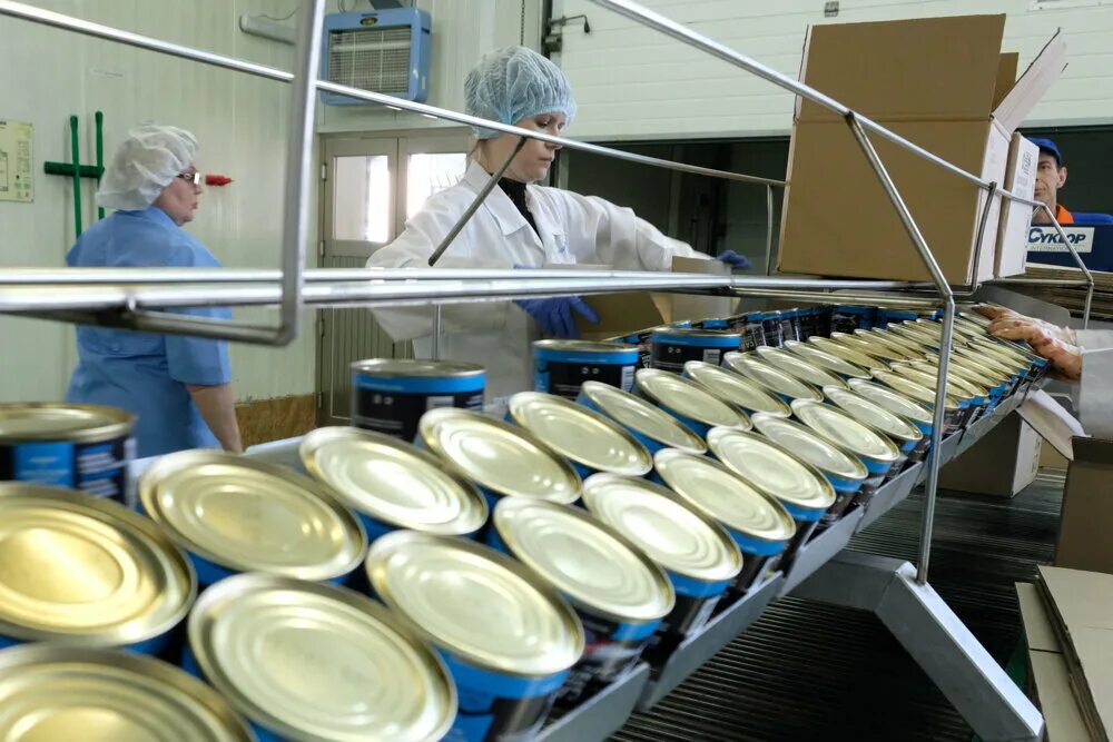 Производством консервной продукции. Завод по производству консервов. Производством консервной продукции. Комбинат салехардский комбинат. Производство консервов.