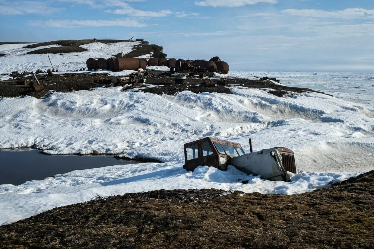 Полярная станция Харасавэй. Остров уединения Карское море. Брошенная техника на севере. Брошенная техника в Арктике. Карские экспедиции