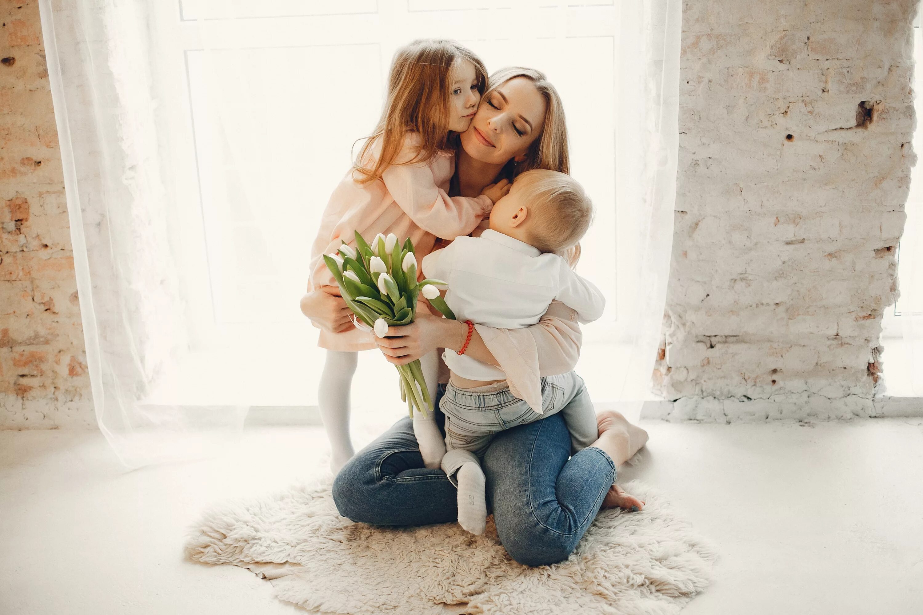 Ребенок дарит цветы маме. Фотосессия к Дню мамы. С днем матери с двумя детьми. День матери фото.