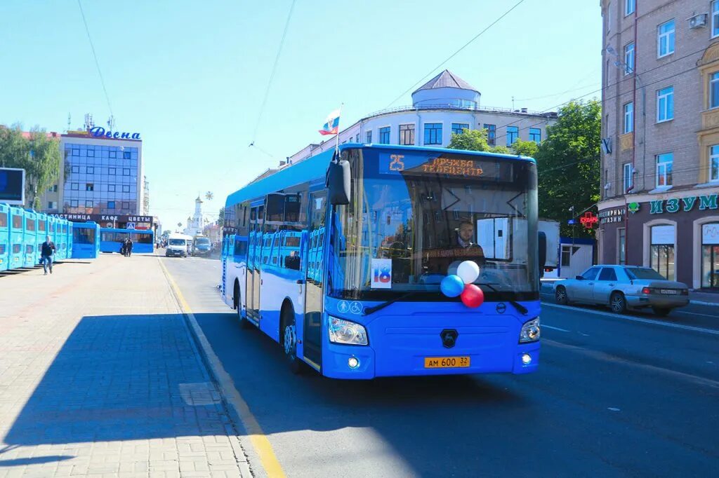 24 автобус брянск. Автобус лиаз брянск. автобус 25 брянск. троллейбусы брянска лиаз. синий автобус.