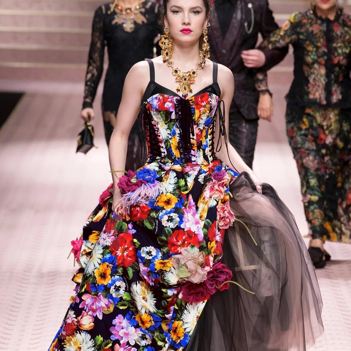 Коллекция dolce gabbana. Дольче Габбана коллекция 2019. Платья Дольче Габбана 2023. Коллекция Дольче Габбана 2018.