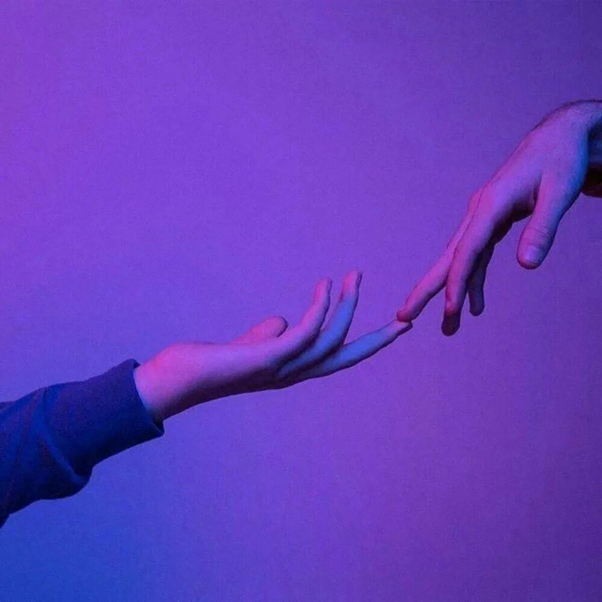 Рука друга песни. Руки на фиолетовом фоне. Фиолетовые руки. Фиолетовая Эстетика руки. Эстетика эйфории фиолетовый.