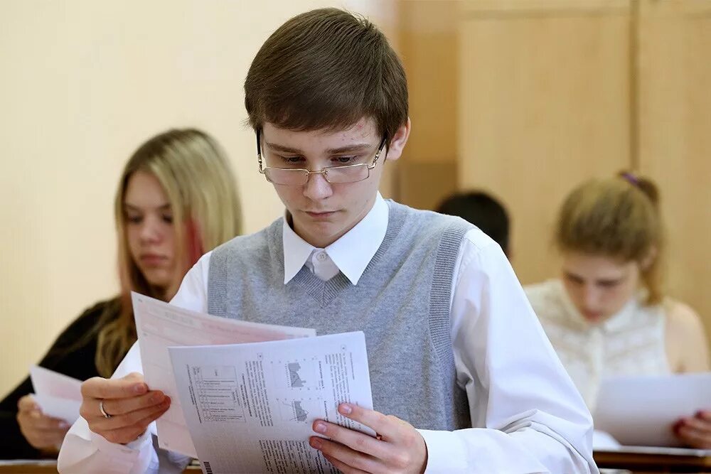 Экзамены 9 класс россия. Школьники на экзамене. Ученик 11 класса. Ученик 9 класса. Дети на ЕГЭ.