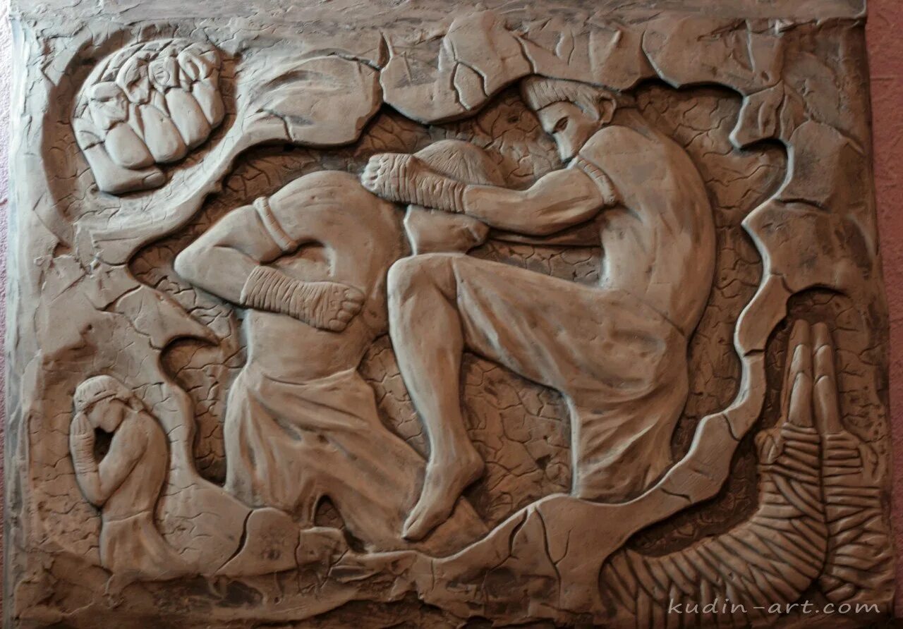 горельефная резьба по дереву. скульптурная живопись на стене. красивый рельеф тела. человек после сушки. до и после сушки.