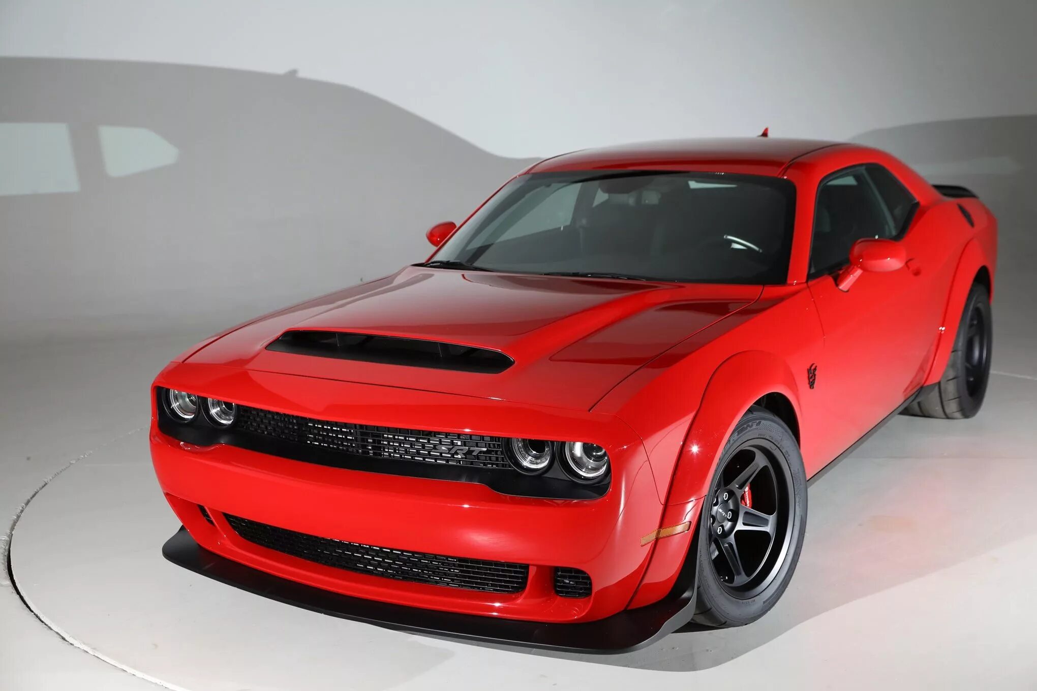 Dodge srt 170. Додж Challenger Demon. Додж СРТ демон. Додж Челленджер СРТ демон. Додж Чарджер 2018 демон.