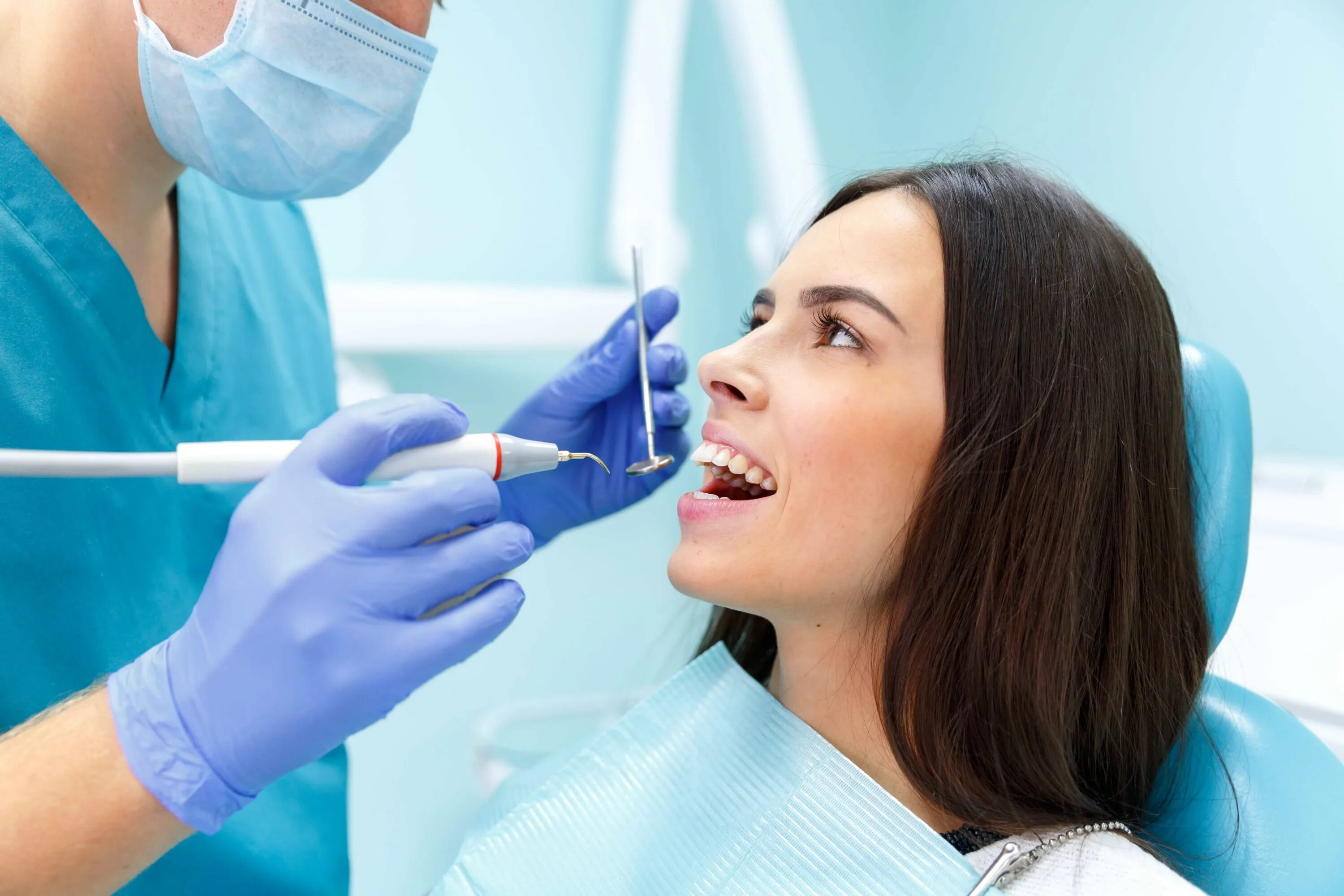 Стоматолог цена отзывы. Гигиена полости рта. Зубы стоматология. Ультразвуковая чистка зубов.