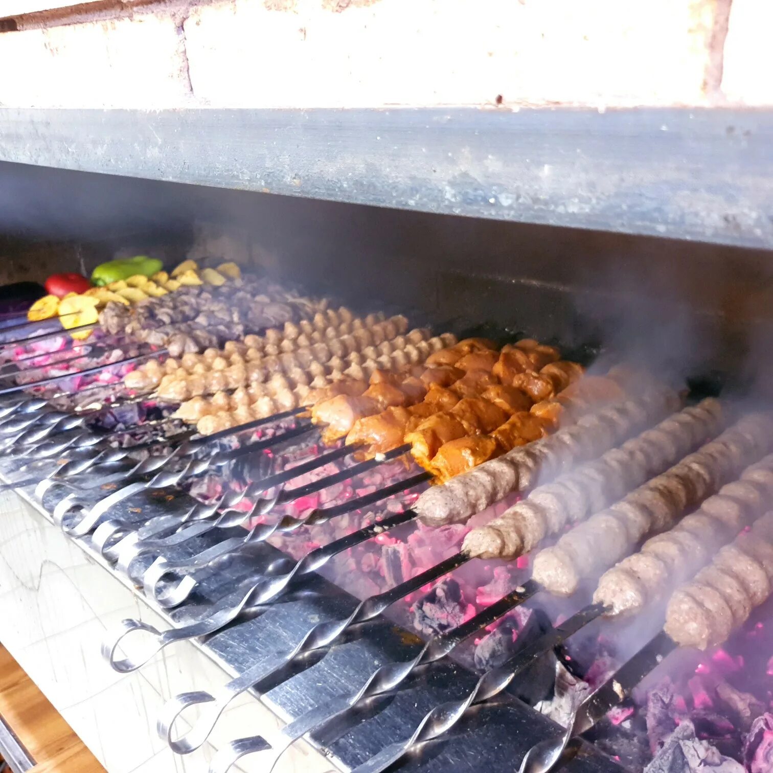 шашлычная самара. корт еда. шашлык в самаре вкусный. порция шашлыка на одного. лангустины шашлык.