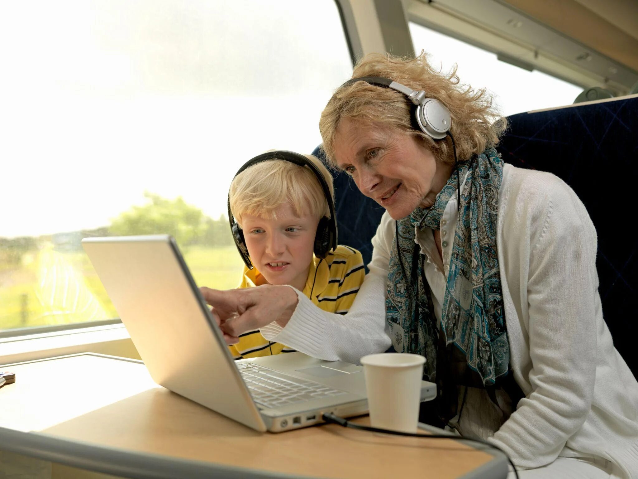 Ребенок едет на поезде с бабушкой. Бабушка с внуком в автобусе. Бабушка с внуком в электричке. Бабушка внук компьютер. Бабушка в поезде.