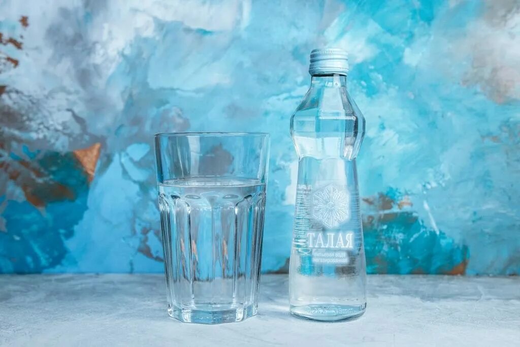Замороженная вода для питья. Заморозка воды для питья. Талая питьевая вода. Талая вода в бутылках. Замораживание воды для очистки.