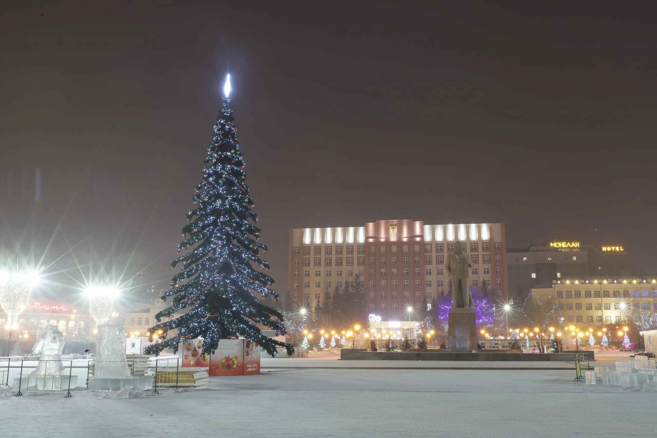 новый год 2024. новый год чита 2024. новый год чита 2024. инсталляция новогодней елки. ледяной городок.